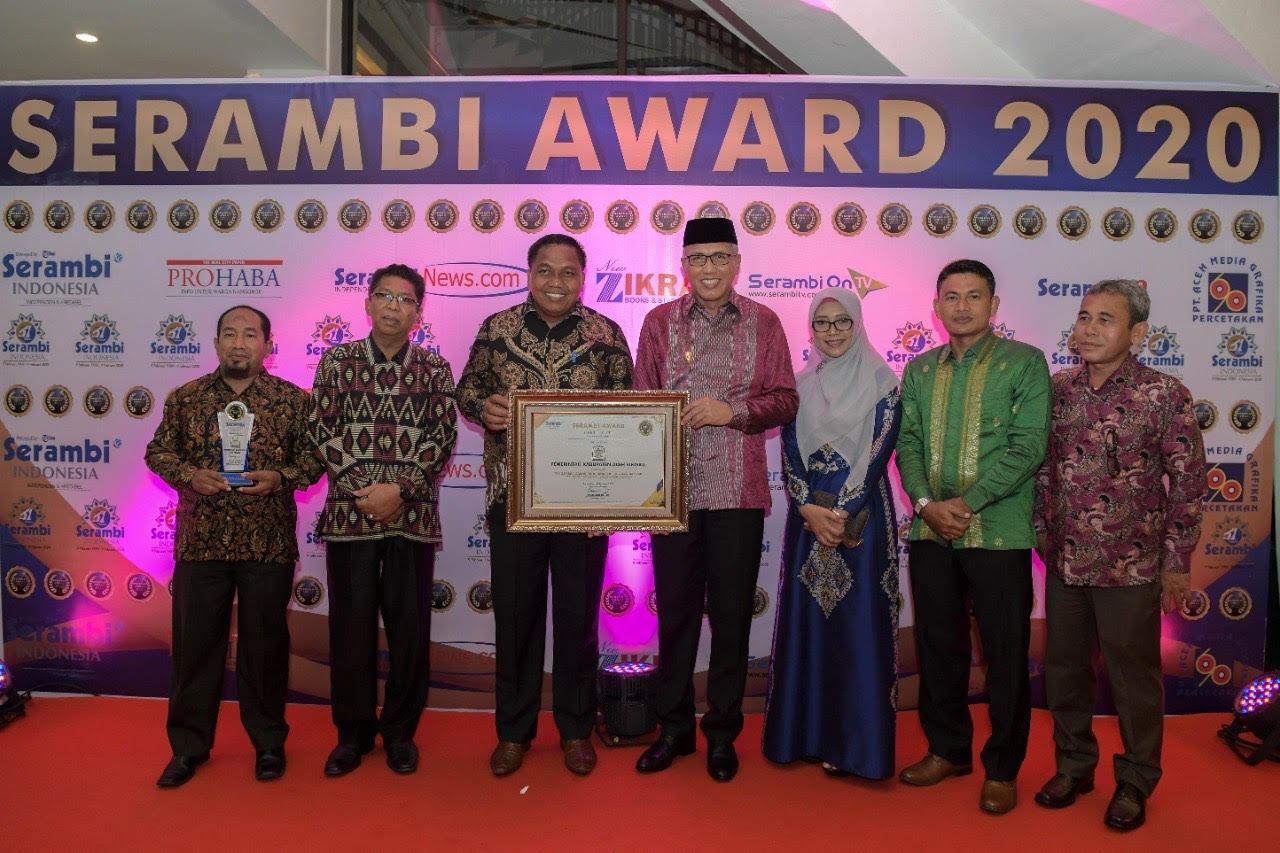 Plt. Gubernur Aceh, Nova Iriansyah, menerima penghargaan Serambi Award 2020 yang di berikan oleh Regional Operation Direktur Tribun Group pada malam penganugerahan Serambi Award 2020 di hotel Hermas Banda Aceh, Jumat, 28/2/2020.