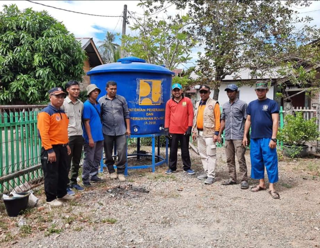Kalaksa BPBD Aceh Besar Farhan AP memantau penyaluran air bersih kepada masyarakat Kemukiman Lamlhom Kecamatan Lhoknga, beberapa waktu lalu.