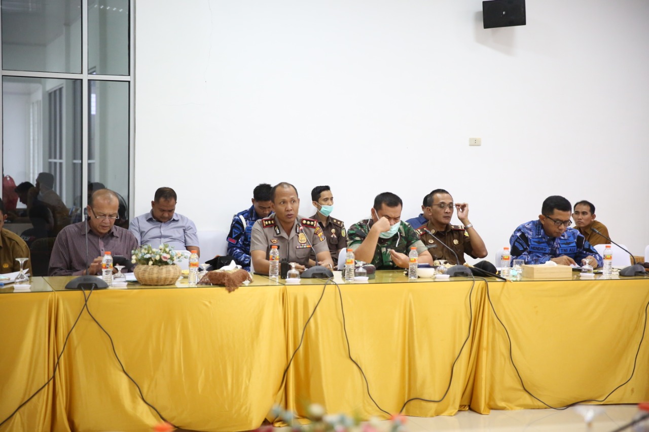 Bupati Aceh Besar Ir Mawardi Ali bersama Forkopimda dan OPD melakukan pertemuan di Aula Dekranasda Aceh Besar di Gampong Gani, Kecamatan Ingin Jaya, Selasa (17/3/2020). Agenda yang dibahas di antaranya tentang pembentukan Gugus Tugas Percepatan Penanganan Covid-19.