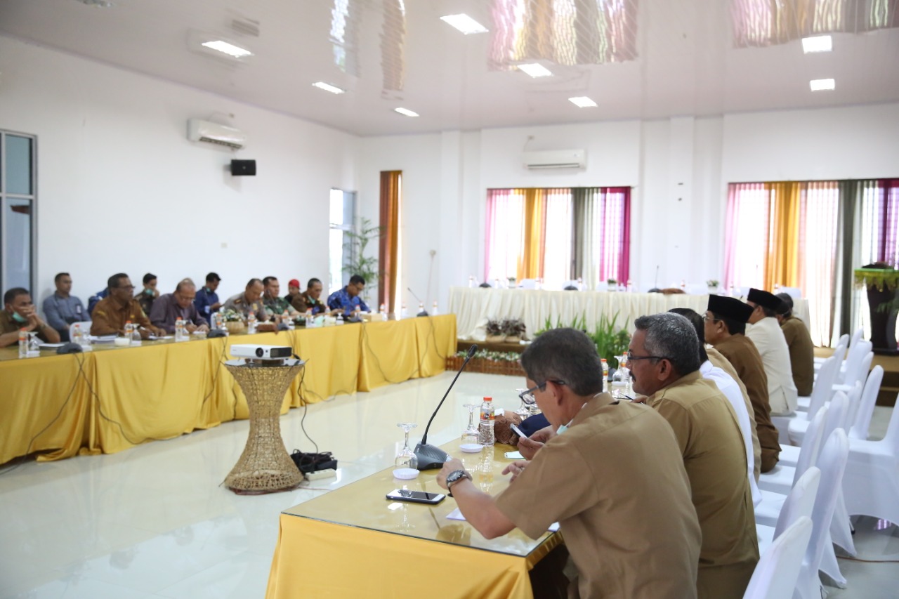 Bupati Aceh Besar Ir Mawardi Ali bersama Forkopimda dan OPD melakukan pertemuan di Aula Dekranasda Aceh Besar di Gampong Gani, Kecamatan Ingin Jaya, Selasa (17/3/2020). Agenda yang dibahas di antaranya tentang pembentukan Gugus Tugas Percepatan Penanganan Covid-19.