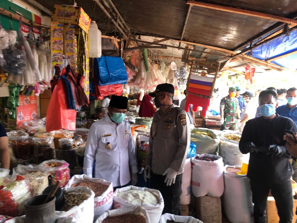 Bupati Ir H Mawardi Ali bersama unsur Forkopimda memantau langsung harga barang kebutuhan pokok di Pasar Induk Lambaro, Kecamatan Ingin Jaya, Aceh Besar, Sabtu (28/3/2020).