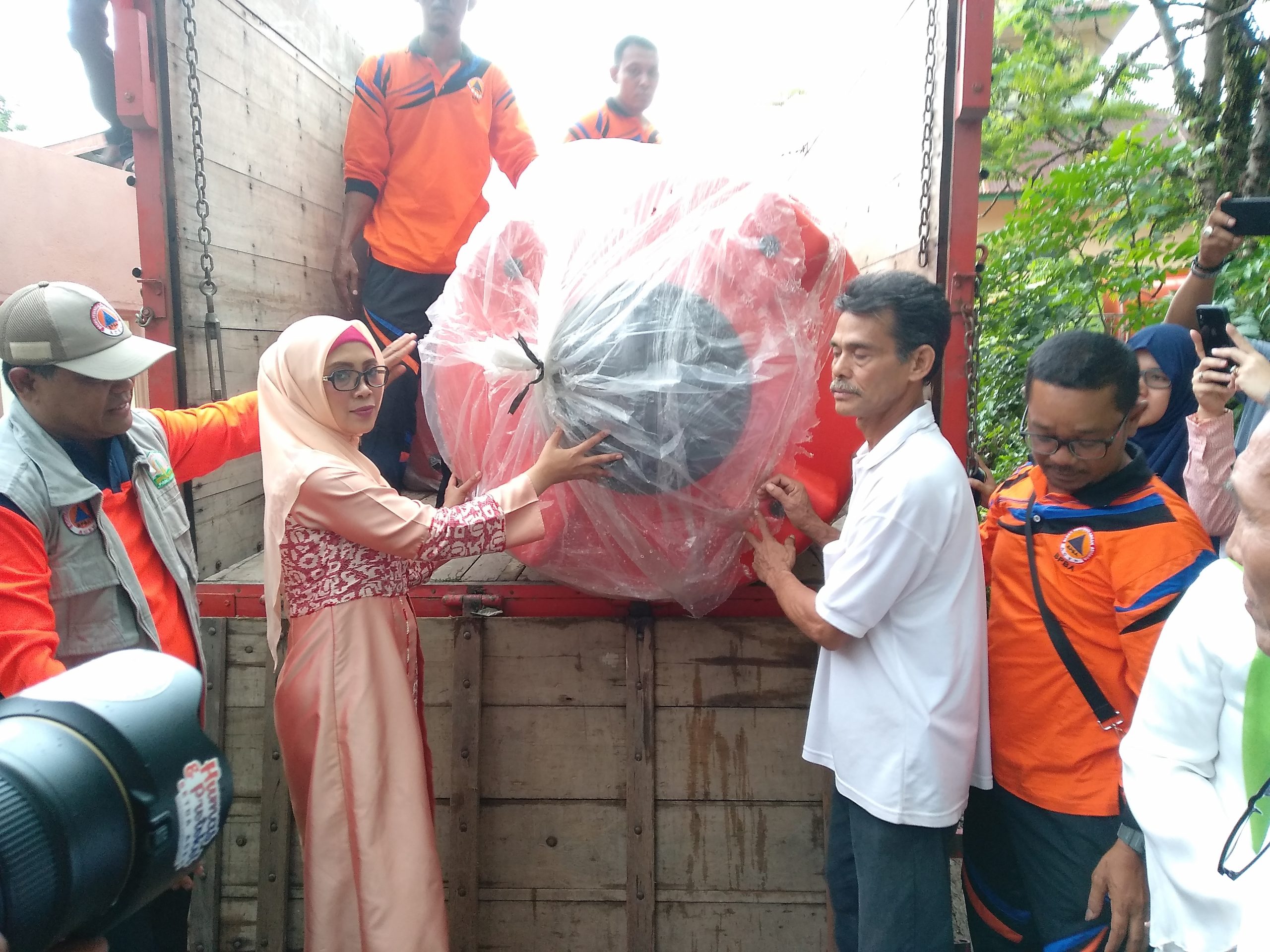 Dyah Erti Idawati menyerahkan Tangki air berisikan 5000 L kepada Keuchik Lambaro Seubon