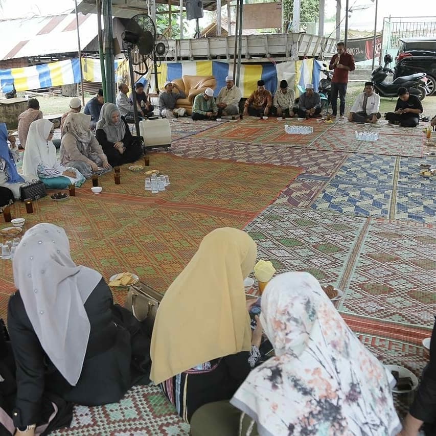 Wakil ketua Tp Pkk Aceh Dr.ir.Dyah Erti Idawati MT berserta rombongan bertakziah dan berdo’a dirumah Almarhumah ibunda wali kota lhokseumawe Hj.Aminah Binti Abu kasem, di Gampong meunasah Mee Kandang kecamatan muara dua kota lhokseumawe.sabtu pagi,7/3/2020.