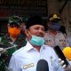 Bupati Aceh Besar Ir H Mawardi Ali, menerangkan surat permintaan penutupan Bandar Udara Internasional Sultan Iskandar Muda (SIM) di Blang Bintang, Aceh Besar untuk sementara waktu kepada wartawan usai memantau harga kebutuhan pokok di pasar Induk Lambaro, Sabtu (28/3/2020),