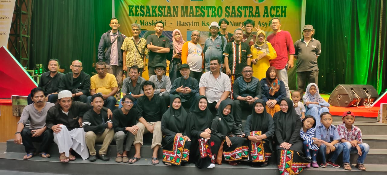 Para seniman dari lintas komunitas foto bersama usai pagelaran seni budaya Aceh di UPTD Taman Seni dan Budaya Aceh, Banda Aceh, Senin (16/3/2020)(foto/rain)