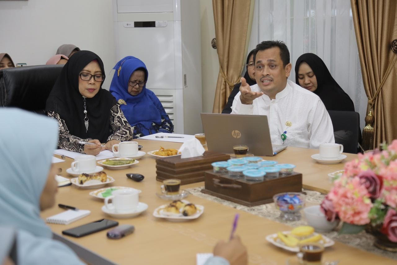 Wakil ketua Tp Pkk Aceh Dr.ir.Dyah Erti Idawati dan Kadis kesehatan Dr.Hanif membahas Rapat koordinasi kesiapsiagaan menghadapi COVID 19 di Rumah dinas wakil Gubernur Aceh.Juma’at sore ,6/3/2020.