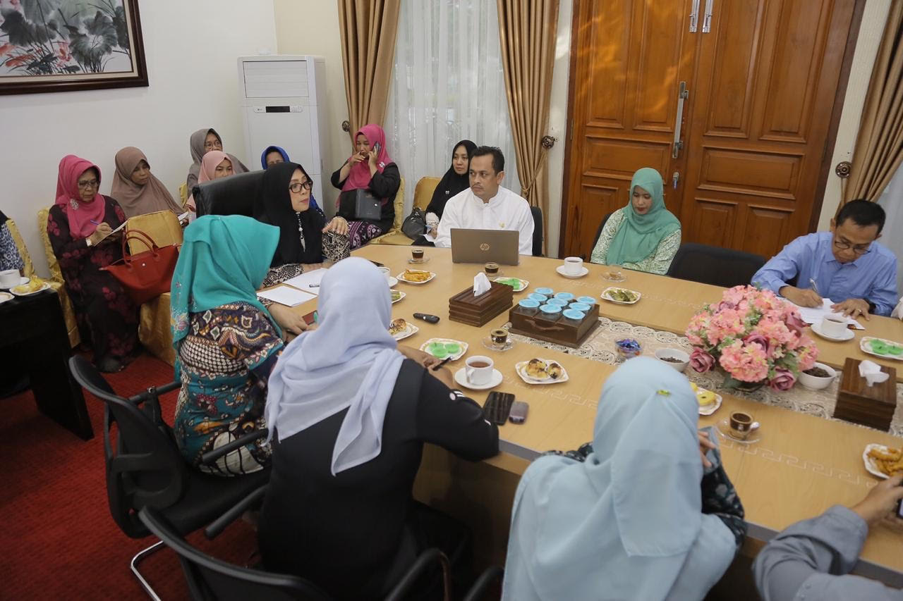 Wakil ketua Tp Pkk Aceh Dr.ir.Dyah Erti Idawati dan Kadis kesehatan Dr.Hanif membahas Rapat koordinasi kesiapsiagaan menghadapi COVID 19 di Rumah dinas wakil Gubernur Aceh.Juma’at sore ,6/3/2020.