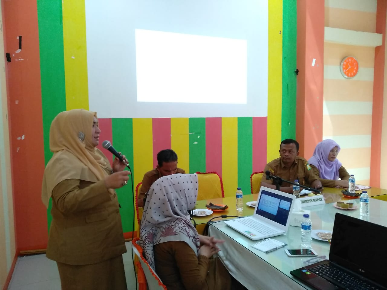 Kadis Perpustakaan dan Kearsipan Kabupaten Aceh Besar, Anita SKM MKes memimpin pertemuan dengan para Keuchik dan Pengelola Perpustakaan di Aceh Besar diruang meeting Sareng Kupi, Lambaro, Kecamatan Ingin Jaya, Selasa (10/3/2020). foto : ismail