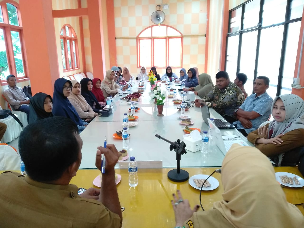 Kadis Perpustakaan dan Kearsipan Kabupaten Aceh Besar, Anita SKM MKes memimpin pertemuan dengan para Keuchik dan Pengelola Perpustakaan di Aceh Besar diruang meeting Sareng Kupi, Lambaro, Kecamatan Ingin Jaya, Selasa (10/3/2020). foto : ismail
