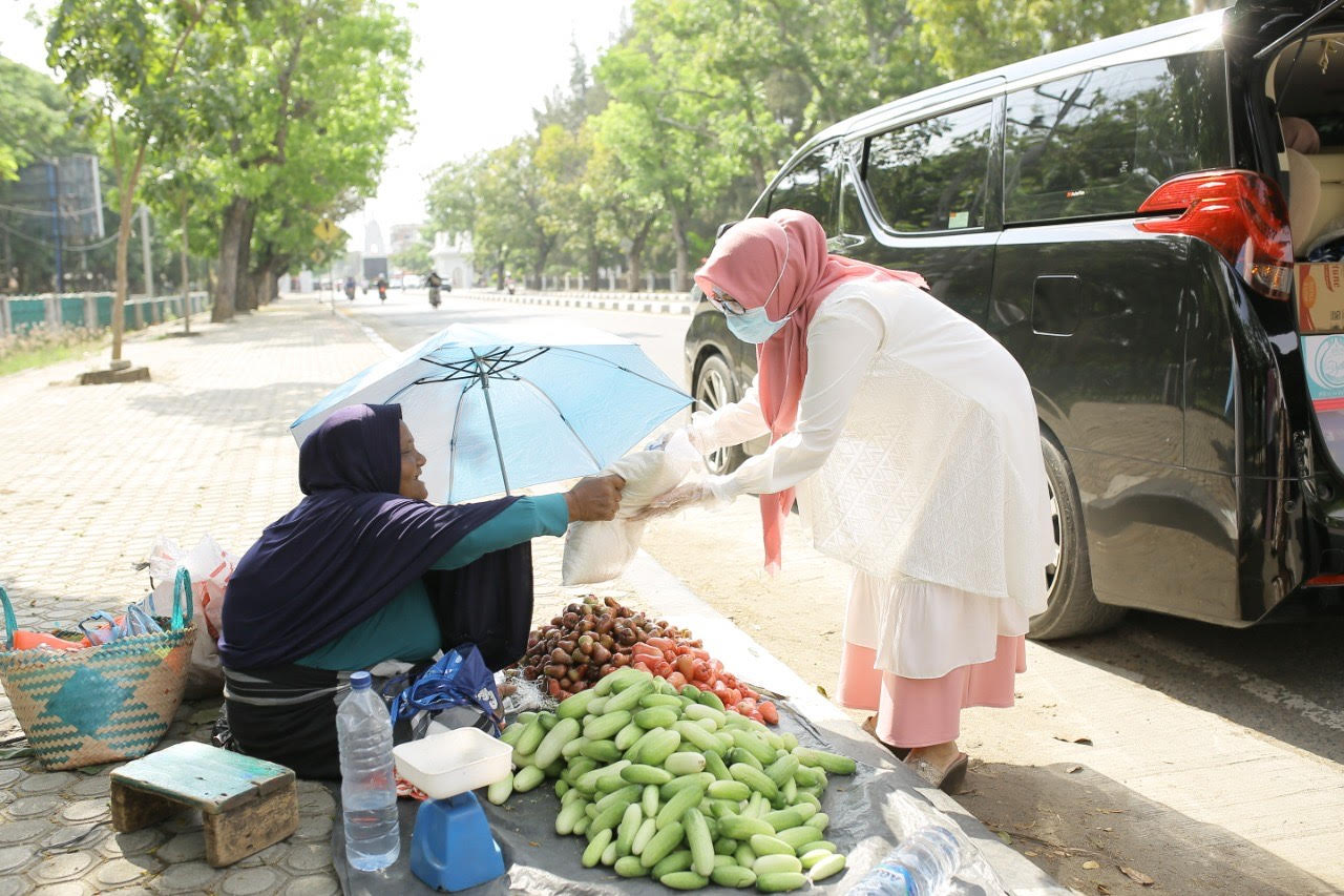 Wakil Ketua TP PKK Aceh, Dr Ir Dyah Erti Idawati MT, membagikan 257 paket sembako berupa beras kepada masyarakat kurang mampu di Aceh Besar dan Banda Aceh, Senin, (30/3/2020) sore. (FOTO/ HUMAS PEMERINTAH ACEH)
