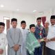 Ketua PMI Aceh Besar, Ir Mawardi Ali menerima sumbangan dari santri dayah Mulia Blang Bintang untuk penanganan Covid-19 di Markas PMI setempat, Gp Bada - Lambaro, Kecamatan Ingin Jaya, Jumat (27/3/2020) sore.
