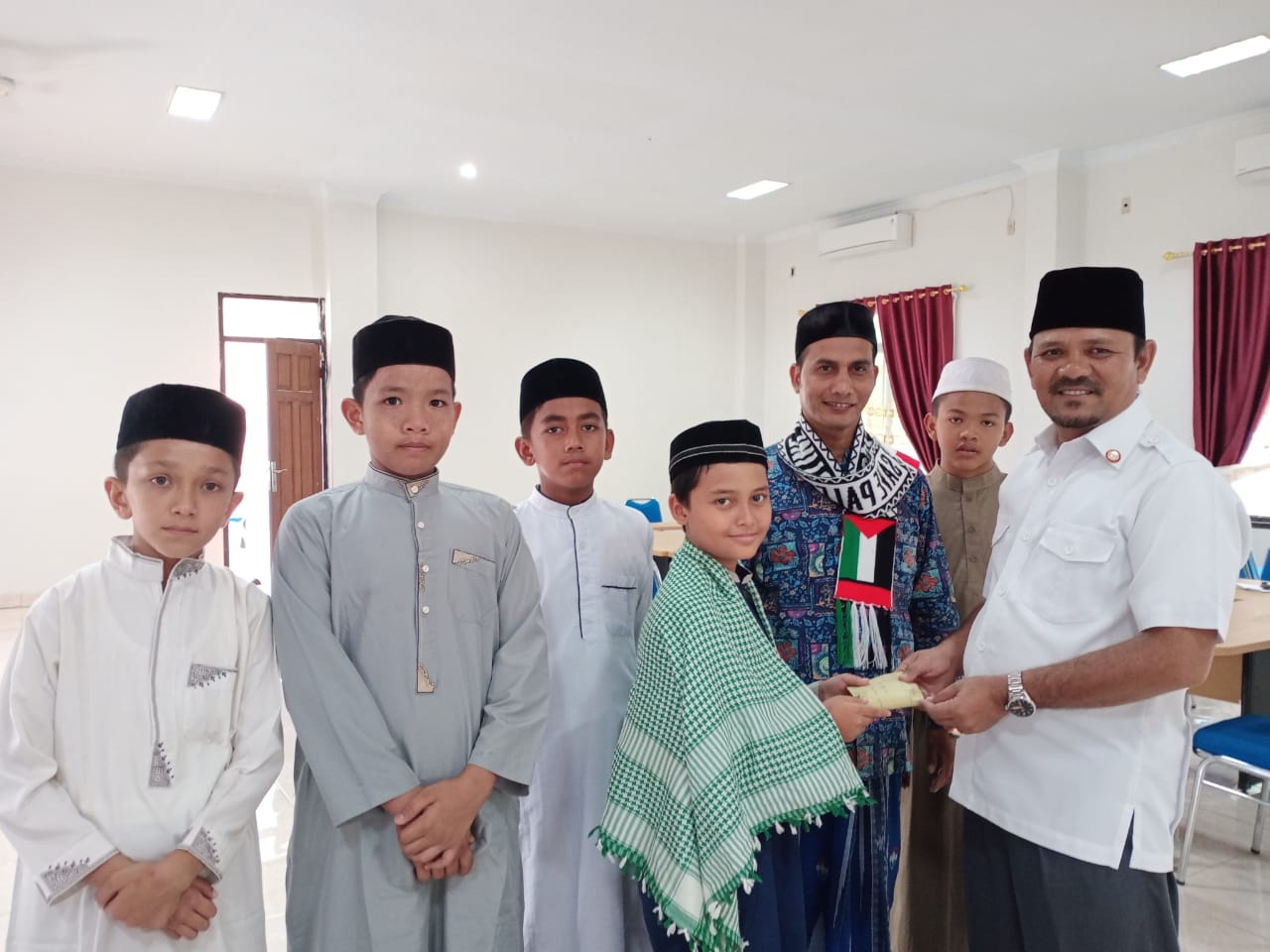 Ketua PMI Aceh Besar, Ir Mawardi Ali menerima sumbangan dari santri dayah Mulia Blang Bintang untuk penanganan Covid-19 di Markas PMI setempat, Gp Bada - Lambaro, Kecamatan Ingin Jaya, Jumat (27/3/2020) sore.