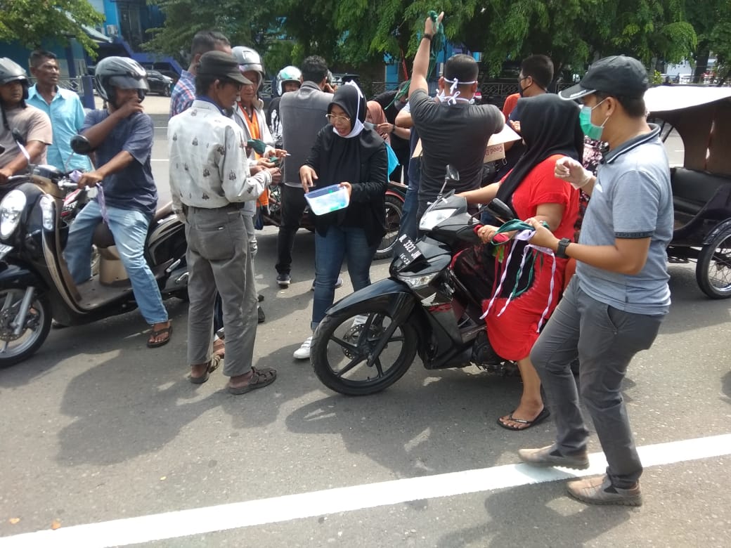 Damayanti bersama aktifis lainnya membagikan APD kepada masyarakat Banda Aceh, Minggu (5/4/2020) [FOTO/ TEUKU AZHARI]