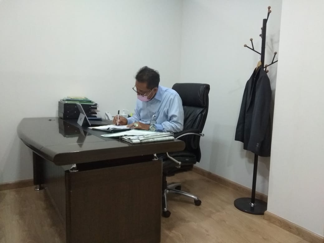 Direktur Dana dan Jasa Bank Aceh Syariah, Amal Hasan bersama Reza staf Bank Aceh bagian Cotary saat berada diruang kerjanya, di Banda Aceh, Senin (6/4/2020) [FOTO/ TEUKU AZHARI]