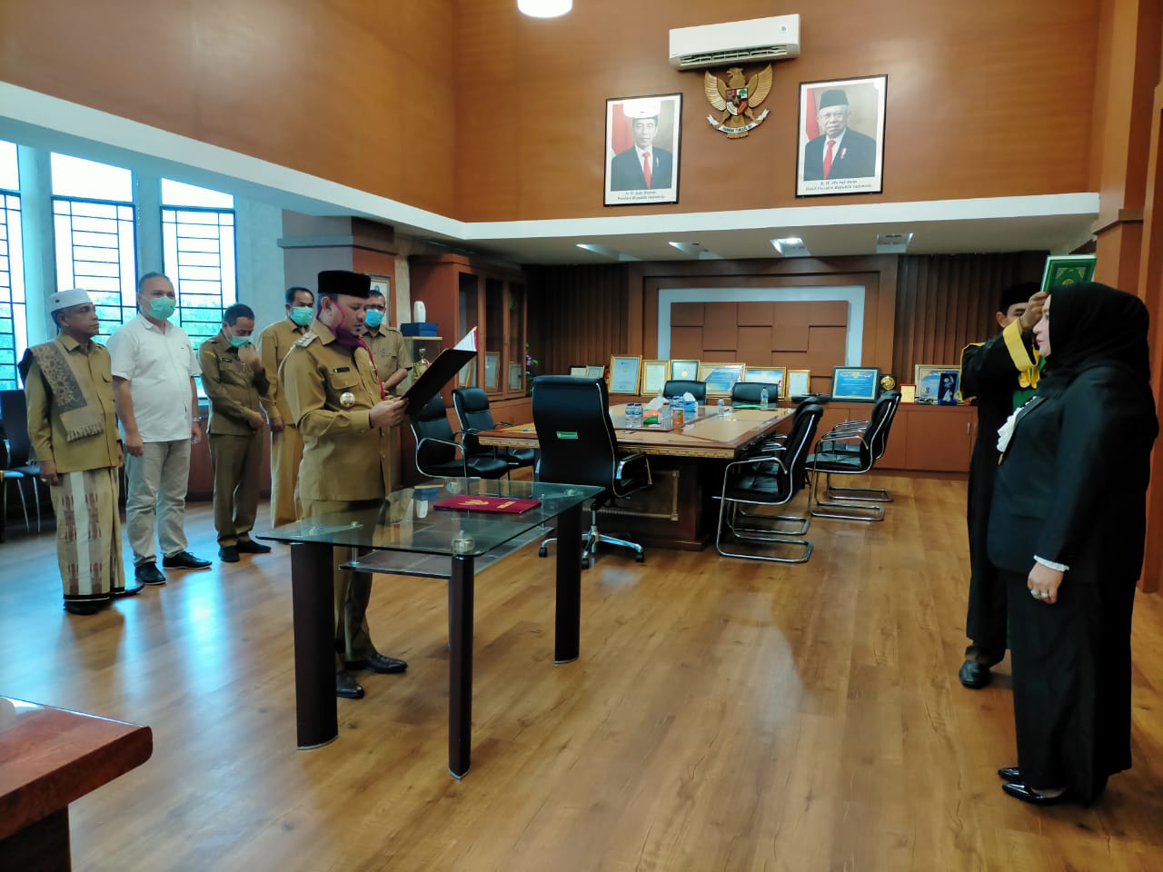FOTO/ MC ACEH BESAR Bupati Aceh Besar, Ir H Mawardi Ali melantik Anita SKM MKes sebagai Kadinkes Aceh Besar, di Ruang Kerja Bupati, di Kota Jantho, Senin (6/4/2020) sore.