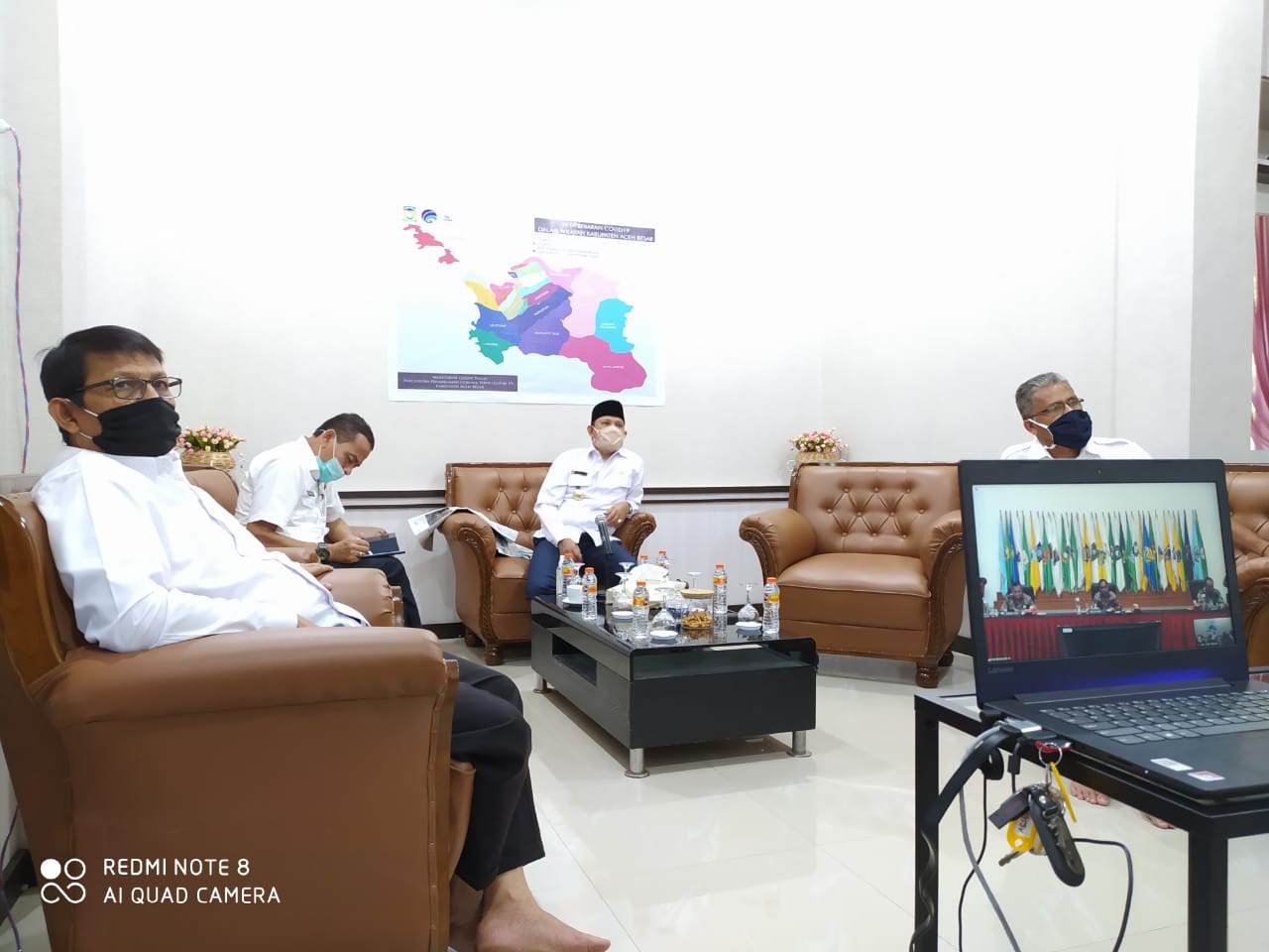 Bupati Aceh Besar, Ir H Mawardi Ali dalam pertemuan dengan jajaran PDAM Tirta Mountala, di Aula Dekranasda Aceh Besar, Gani Kecamatan Ingin Jaya, Rabu (8/4/2020). [FOTO/ HUMAS PEMKAB ACEH BESAR]