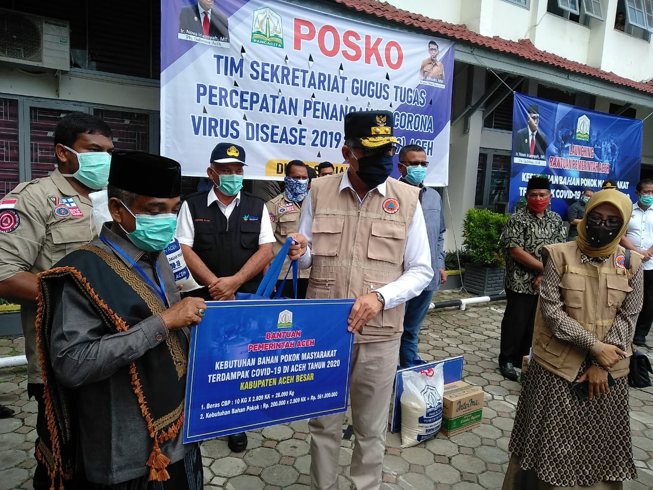 FOTO/ ISMAIL PHONNA Plt Gubernur Aceh Ir Nova Iriansyah MT menyerahkan paket sembako Pemerintah Aceh yang terima oleh Wakil Bupati Aceh Besar Tgk H Husaini A Wahab di Halaman Kantor Dinas Sosial Aceh, di Banda Aceh, Kamis (9/4/2020)