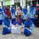 FOTO/ HUMAS DISDIK ACEH Wakil Ketua TP PKK Aceh, Dr Ir Dyah Erti Idawati MT membagi-bagikan masker gratis bersama para guru, dan siswa SMK 3 Banda Aceh kepada pengguna jalan di Bundaran Simpang Lima, Kamis (9/4/2020
