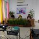 FOTO/ KIRIMAN ANITA Kadis Kesehatan Aceh Besar, Anita SKM MKes dan Direktur RSUD Kabupaten Aceh Besar, dr Bunaiya Putra MKM sedang video teleconference dengan Mendagri di Aula Dekranasda Aceh Besar, Kamis (9/4/2020),