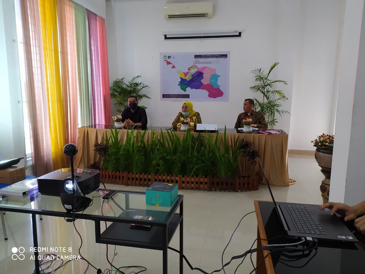FOTO/ KIRIMAN ANITA Kadis Kesehatan Aceh Besar, Anita SKM MKes dan Direktur RSUD Kabupaten Aceh Besar, dr Bunaiya Putra MKM sedang video teleconference dengan Mendagri di Aula Dekranasda Aceh Besar, Kamis (9/4/2020),