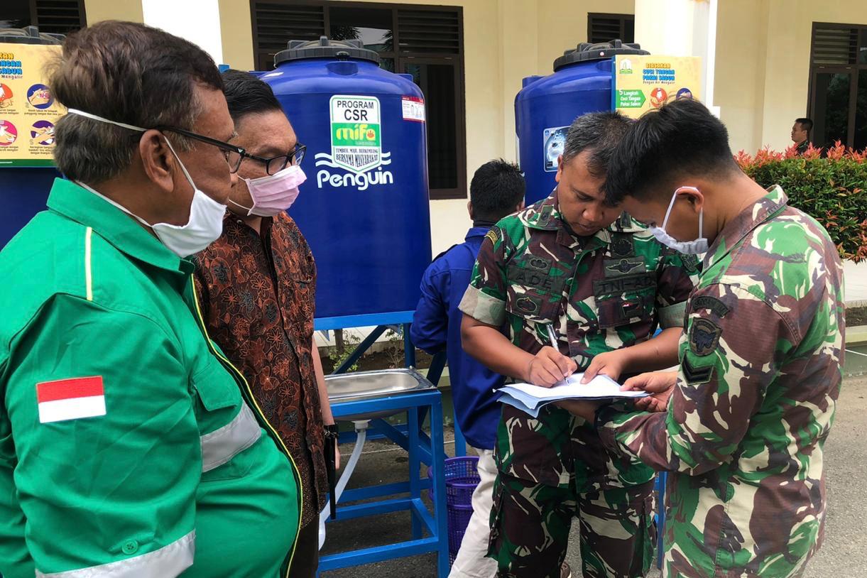 FOTO/ HUMAS PT MIFA BERSAUDARA  Penyerahan bantuan PT Mifa Bersaudara bantuan berupa Wastafel Portable untuk Pemerintah Aceh dan KODAM IM, di Banda Aceh, Senin (6/4/2020).