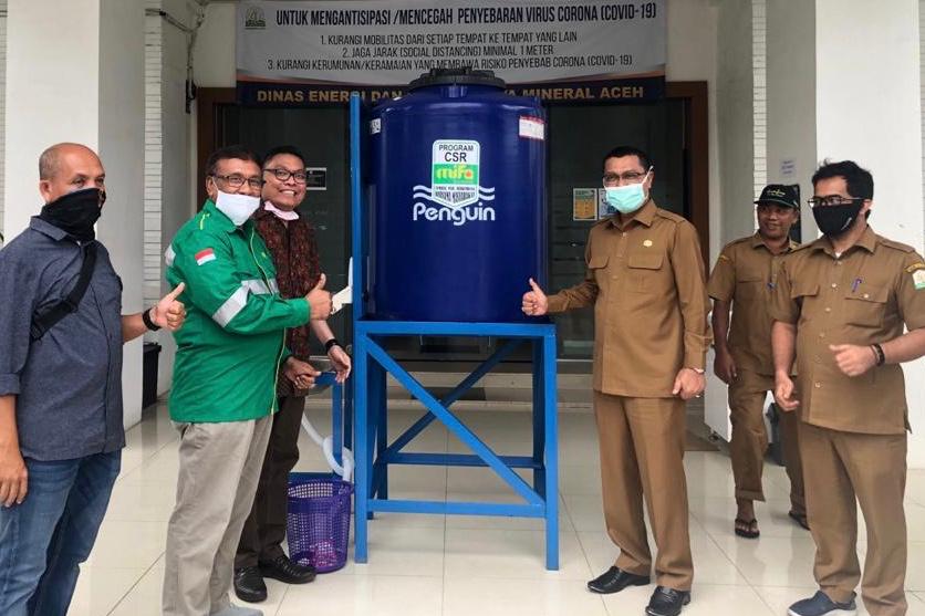 FOTO/ HUMAS PT MIFA BERSAUDARA Penyerahan bantuan PT Mifa Bersaudara bantuan berupa Wastafel Portable untuk Pemerintah Aceh dan KODAM IM, di Banda Aceh, Senin (6/4/2020).
