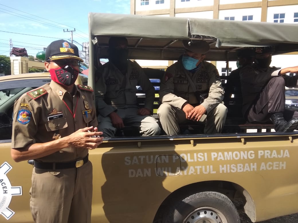 Ketua Koordinator Tim 3 Satpol PP dan WH Aceh, Edi Kamal dan Wakil Koordinator Timor saat melepas keberangkatan tim menuju pasar, warkop untuk menghimbau masyarakat agar mengikuti protokol kesehatan, Rabu (15/4/2020) foto T Azhari