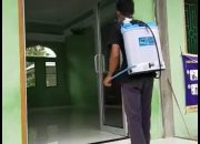 Cegah Penyebaran Covid-19, Perangkat Gampong Lampanah Disinfektan Rumah Warga