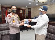 Sekda Aceh Serahkan Buku Panduan Covid-19 ke Kapolda Aceh