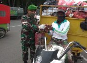 Bekangdam IM Bagi Paket Makanan dan Masker untuk Petugas Kebersihan