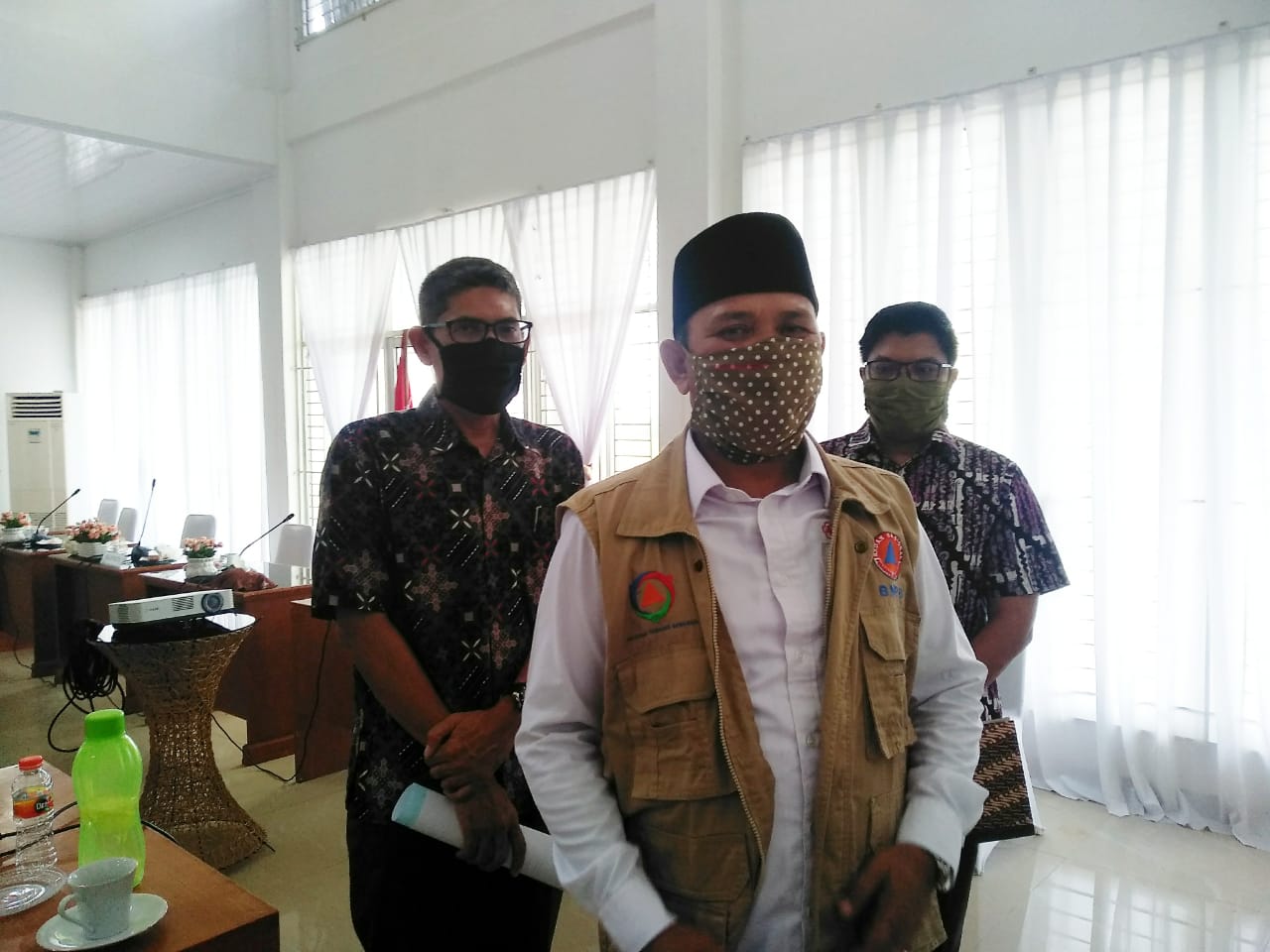 Bupati Aceh Besar, Ir Mawardi Ali didampingi Kepada Dinas Sosial Kabupaten Aceh Besar Jamaluddin, S.Sos dan Kabag Humas dan Protokol Setdakab Aceh Besar Muhajir SSTP, di Ruang Rapat Kantor Dekranasda, Ingin Jaya, Kamis (16/4/2020)