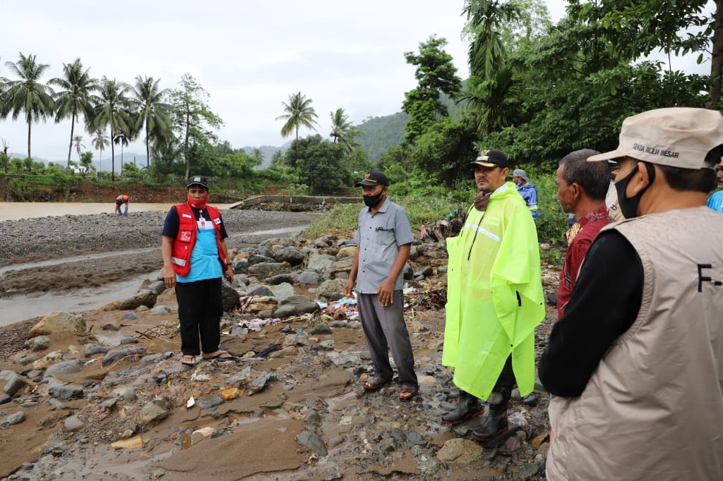 FOTO/ HUMAS PEMKAB ACEH BESAR Bupati Aceh Besar, Ir H Mawardi Ali, beserta sejumlah pejabat dijajaran Pemkab Aceh Besar meninjau lokasi banjir genangan akibat hujan div Lhoong, Sabtu (9/5/2020).