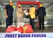 Dyah Serahkan Bantuan untuk Mahasiswa UTU