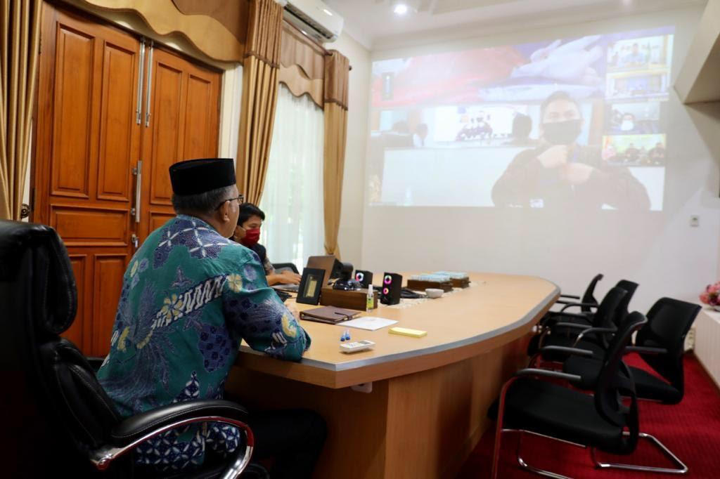 FOTO/ HUMAS PEMERINTAH ACEH Plt Gubernur Aceh, Nova Iriansyah mengikuti rapat secara online dengan Tim Pengendali Inflasi Daerah (TPID) dari Rumah Dinasnya di Blang Padang, Banda Aceh, Kamis (14/5/2020). Selain diikuti Kepala Bank Indonesia serta Perum Bulog, dalam rapat online ini juga ikut serta Bupati/Walikota se Aceh.
