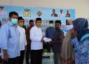 Bupati Aceh Besar Salurkan BLT Dana Desa di Darussalam