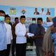 FOTO/ HUMAS PEMKAB ACEH BESAR Bupati Aceh Besar Ir H Mawardi Ali didampingi Kadis DPMG Bahrul Jamil SSos MSi secara simbolis menyerahkan BLT DD di kompleks Meunasah Gampong Lambada Peukan, Kecamatan Darussalam, Jumat (15/5/2020).