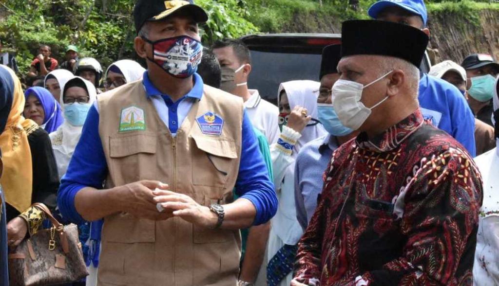 FOTO/ HUMAS PEMKAB ACEH TENGAH Plt. Gubernur Aceh, Ir Nova Iriansyah MT kunjungannya untuk meninjau kerusakan akibat bencana banjir bandang ke Dusun Singah Mata Kampung Paya Tumpi Kecamatan Kebayakan Kabupaten Aceh Tengah, Sabtu (16/5/2020).