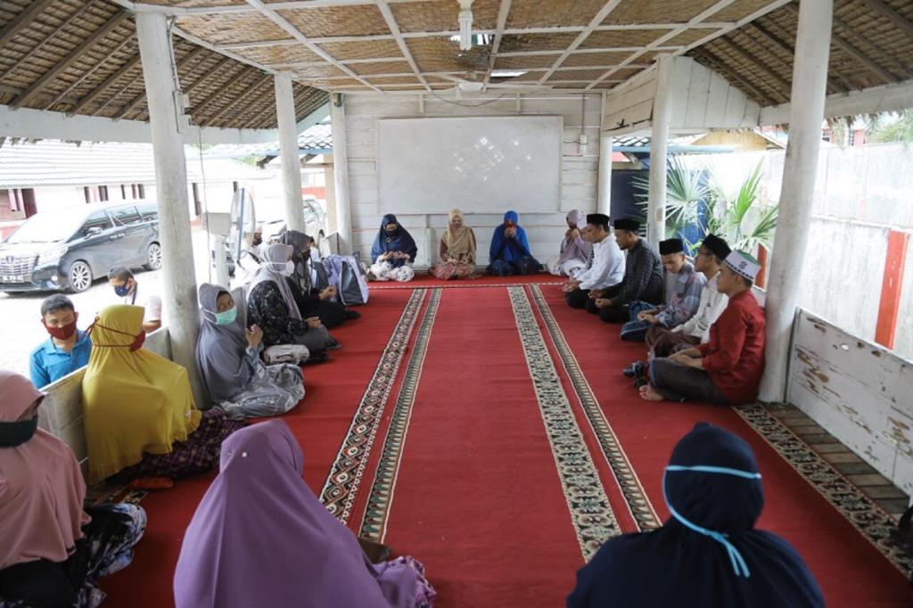 FOTO/ HUMAS PEMERINTAH ACEH Wakil Ketua PKK Aceh, Dyah Erti Idawati, bersilaturahmi dengan pimpinan dan pengajar Dayah Darul Muta’allimin Desa Meulayo, Kecamatan Blang Bintang Aceh Besar, Rabu (20/5/2020) Dalam kunjungan itu, Dyah juga memberikan bantuan kepada pimpinan dan pengajar dayah tersebut.