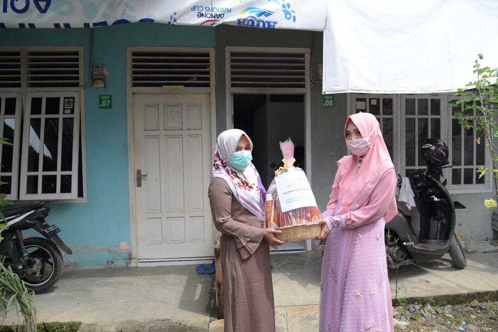 FOTO/ HUMAS PEMERINTAH ACEH Wakil Ketua Gugus Tugas Percepatan Penanganan Covid-19 Aceh, dr. Ir. Dyah Erti Idawati, MT, men gantarkan bingkisan lebaran dari Donasi Pejabat Pemerintah Aceh untuk para tenaga medis Covid-19 di RSUDZA, di Banda Aceh, Kamis (21/5/2020).