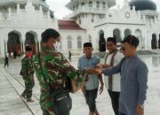 Cegah Covid-19, Koramil 14/Baiturrahman Bagikan Ratusan Masker