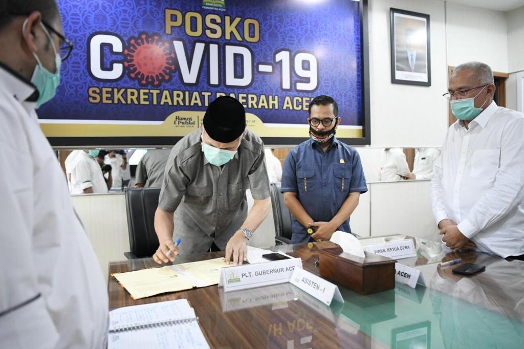 FOTO/ HUMAS PEMERINTAH ACEH Plt Gubernur Aceh, Nova Iriansyah, didampingi Wakil Ketua DPR Aceh Hendra Budian dan Sekda Aceh Taqwallah, melakukan penandatanganan addendum memorandum of understanding (MoU) antara Pemerintah Aceh dengan Badan Penyelenggaran Jaminan Sosial (BPJS) Kesehatan terkait pelaksanaan program Jaminan Kesehatan Aceh (JKA), di Kantor Gubernur Aceh, Rabu (27/5/2020)