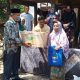 FOTO/ DOK DINSOS ACEH BESAR Asisten I Setdakab Aceh Besar Abdullah SSos menyerahkan bantuan masa panik dari Pemkab Aceh Besar kepada Nuraini korban kebakaran rumah di Ganpong Ujong Blang, Kecamatan Kuta Baro, Kamis (28/5/2020).