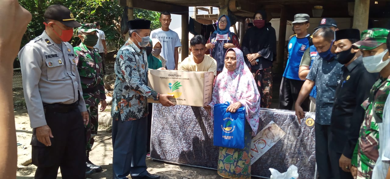 FOTO/ DOK DINSOS ACEH BESAR Asisten I Setdakab Aceh Besar Abdullah SSos menyerahkan bantuan masa panik dari Pemkab Aceh Besar kepada Nuraini korban kebakaran rumah di Ganpong Ujong Blang, Kecamatan Kuta Baro, Kamis (28/5/2020).