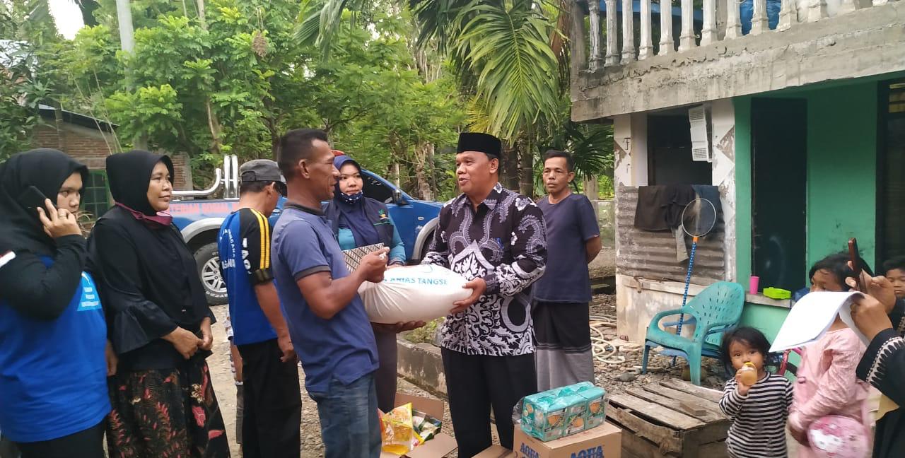 FOTO/ DOK DINSOS ACEH BESAR Camat Darul Imarah bersama Pejabat Dinsos Aceh Besar menyerahkan bantuan masa panik dari Pemkab Aceh Besar kepada Mariani korban kerusakan rumah akibat angin puting beliung di Ganpong Lamsidaya, Kecamatan Darul Imarah, Jumat (29/5/2020).