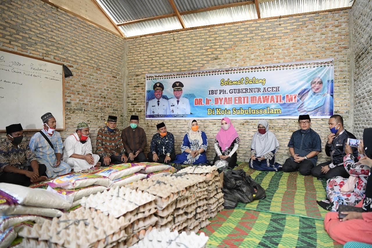 FOTO/ HUMAS PEMERINTAH ACEH Wakil Ketua PKK Aceh, Dyah Erti Idawati, mengunjungi Mualaf Center Kota Subulussalam, Jumat (29/5/2020). Mualaf Center merupakan pusat pendidikan keagamaan yang didirikan secara swadaya untuk membina para mualaf khususnya dalam pendidikan keagamaan.
