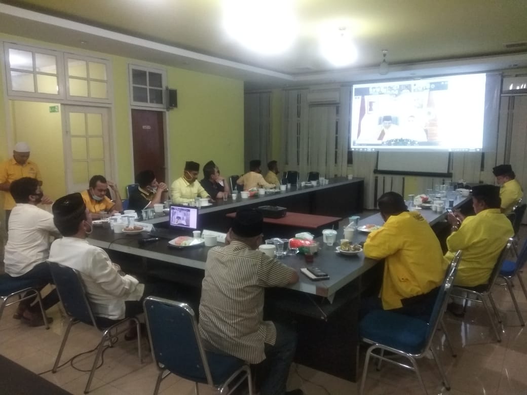 FOTO/ TEUKU AZHARI Ketua DPD I Partai Golkar Aceh Drs T M Nurlif SE bersama pengurus saat mengikuti acara Halal Bi Halal dengan Ketua Umum Ir Airlangga Hartarto secara virtual, di Kantor DPD Golkar Aceh, di Banda Aceh, Jumat (29/5/2020) malam