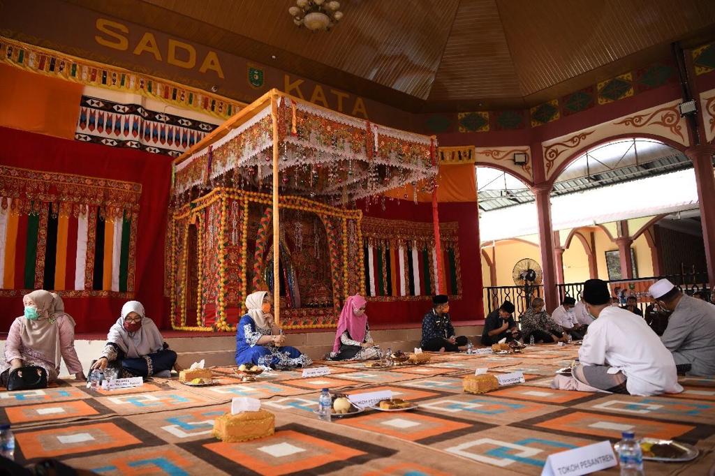 FOTO/ HUMAS PEMERINTAH ACEH Wakil Ketua Gugus Tugas Penanganan Covid-19, Dyah Erti Idawati, menggelar pertemuan dengan ulama dan pimpinan dayah se Kota Subulussalam, di pendapa wali kota, Jumat 29/05. Dyah meminta para ulama membantu pemerintah mengimbau masyarakat untuk mematuhi protokol kesehatan covid-19.