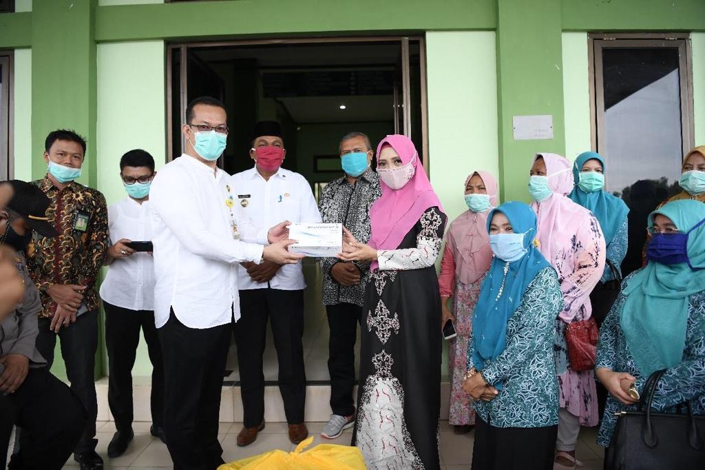 FOTO/ HUMAS PEMERINTAH ACEH  Wakil Ketua Tim Gugus Tugas Percepatan Penanganan Covid-19 Aceh, Dyah Erti Idawati, menyerahkan bantuan alat kesehatan khusus penanganan pasien covid-19 untuk Rumah Sakit Umum Daerah Aceh Singkil dan Kota Subulussalam, Jumat (29/5/2020)