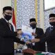 FOTO/ HUMAS DPRK BANDA ACEH Ketua Komisi I Musriadi SPd MPd menyerahkan rekomendasi dewan kepada pimpinan rapat paripurna penyampaian rekomendasi DPRK Banda Aceh terhadap LKPJ Wali Kota Banda Aceh Tahun 2019, H Isnani Husda SE di Gedung DPRK setempat, Jumat (29/5/2020).