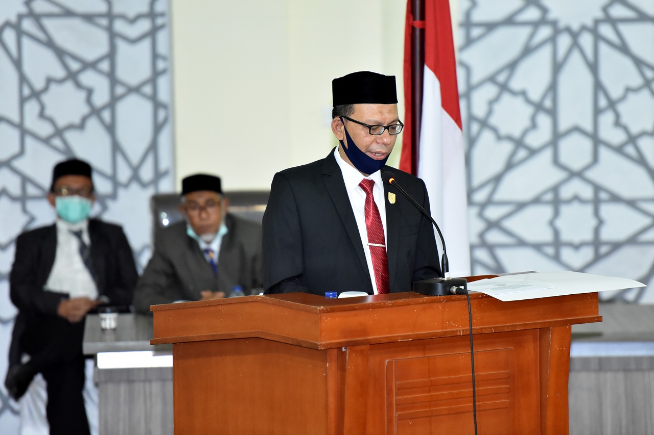 FOTO/ HUMAS DPRK BANDA ACEH Ketua Komisi I Musriadi SPd MPd membacakan rekomendasi dewan dalam rapat paripurna penyampaian rekomendasi DPRK Banda Aceh terhadap LKPJ Wali Kota Banda Aceh Tahun 2019 di Gedung DPRK setempat, Jumat (29/5/2020).